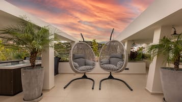 Premium One Bedroom Suite with Sea View & Outdoor Jetted Tub | Terraza o patio