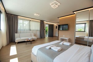 Junior Suite with Mountain View or Pool View & Outdoor Jetted Tub | Roupas de cama premium