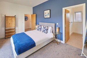 2 間睡房、高級寢具、書桌、熨斗/熨衫板