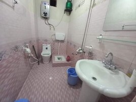 Ducha, artículos de higiene personal gratuitos, zapatillas y toallas