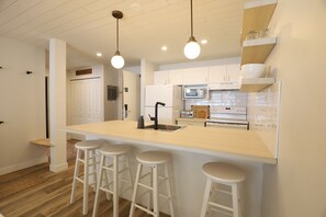 Geladeira, micro-ondas, fogão, cooktop