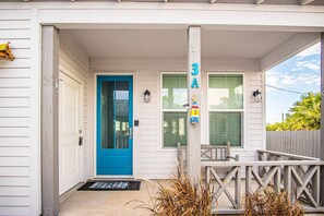 Exterior - Beautiful home located in the heart of Old Town Port A!  Community Pool! (Port Aransas)