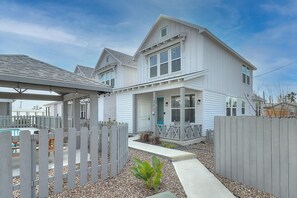 Exterior - Beautiful home located in the heart of Old Town Port A!  Community Pool! (Port Aransas)