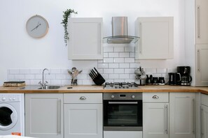 Een koelkast, een microgolfoven, een oven, een kookplaat