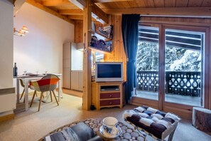 Televisión y chimenea 