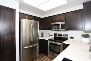 Kühlschrank, Mikrowelle, Ofen, Herdplatte
