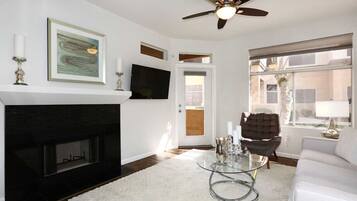 Een televisie en een open haard