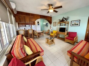 Smart TV - Quick to Town! Beachfront Walkout. Amazing Sunrises. (San Pedro)