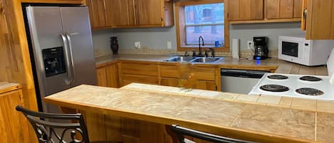 冷蔵庫、電子レンジ、オーブン、コンロ