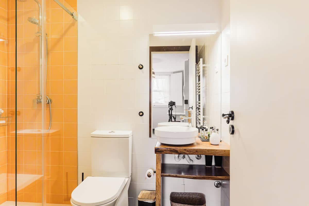 Panoramic Apart Daire | Banyo | Duş, geniş duş başlığı, lüks banyo/kozmetik ürünleri