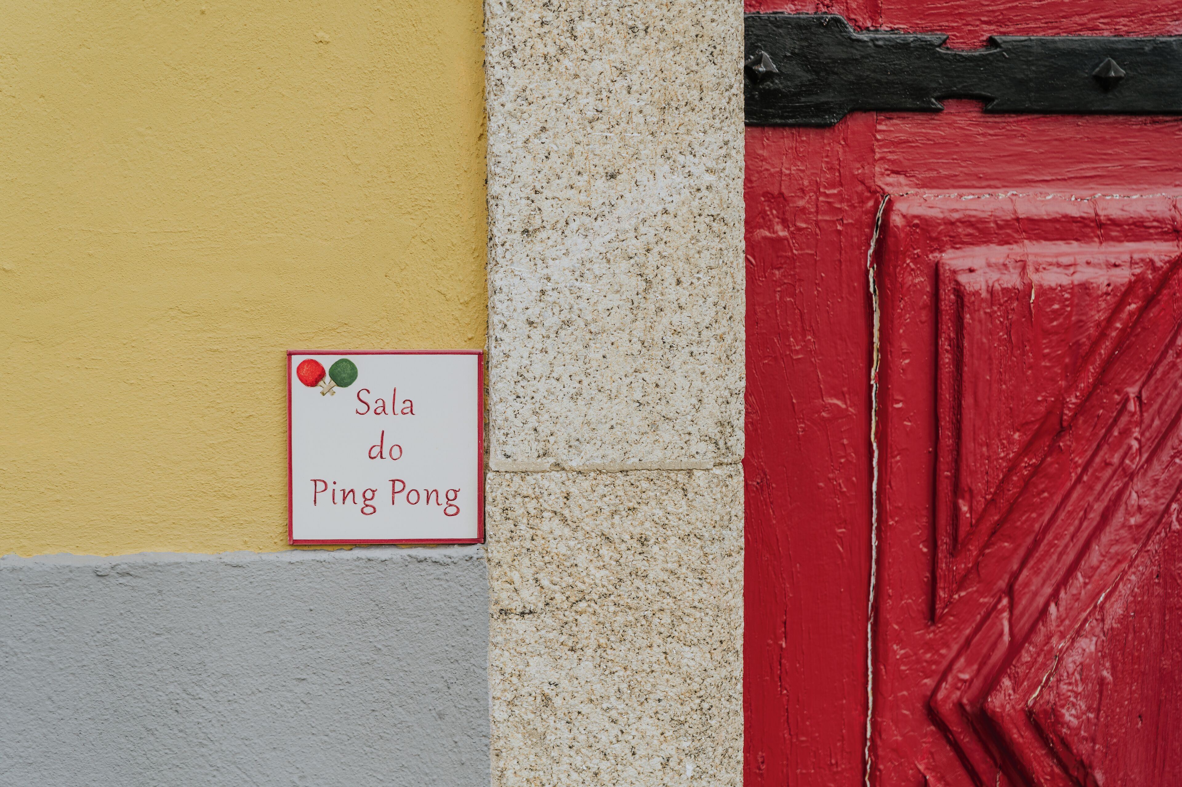 A sign on a wall with the text "Sala do Ping Pong".