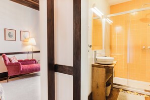 Superior Double Room | Bathroom | Shower, rainfall showerhead, designer toiletries, hair dryer - Casa do Salgueiral (Santa Marta de Penaguião)