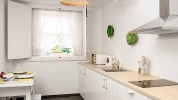 Estudio Deluxe | Cocina privada | Placa de cocina, tostadora, congelador y mesa de comedor