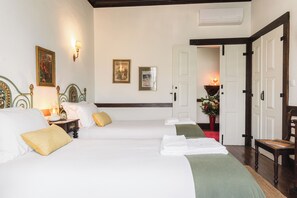 Comfort Twin Room | Egyptian cotton sheets, premium bedding, memory foam beds - Casa do Salgueiral (Santa Marta de Penaguião)