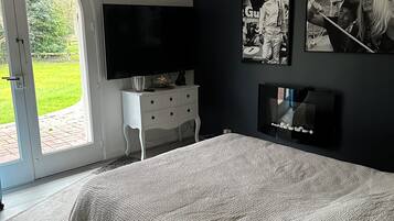 4 bedrooms, iron/ironing board, travel crib, free WiFi