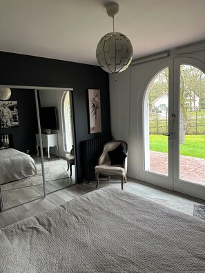 4 slaapkamers, een strijkplank/strijkijzer, reisbedje, gratis wifi