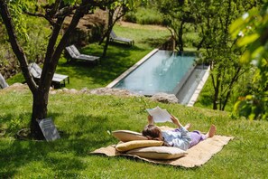 Piscine extérieure en saison