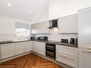 Cottage | Private kitchen | Fridge, dishwasher, electric kettle, cookware/dishes/utensils - Y Bwthyn (Amlwch)