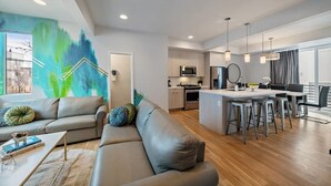 Un apartamento moderno con sala de estar, cocina y comedor.