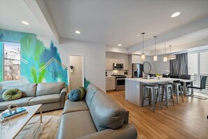 Smart TV - Artistic Modern 2bed/4bath w/ Private Rooftop!! (Denver)