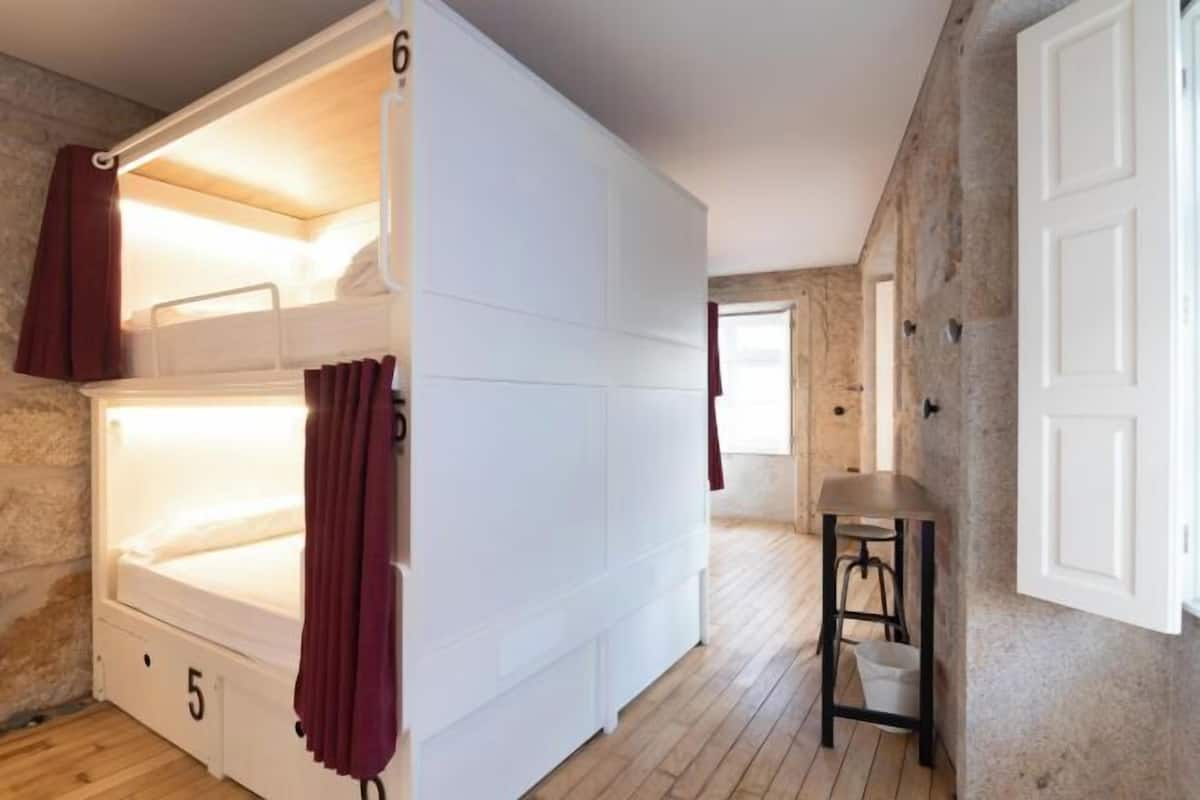 Soundproofing, free WiFi, bed sheets