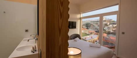 Suite, baño privado, vista al río | Insonorización, wifi gratis y ropa de cama