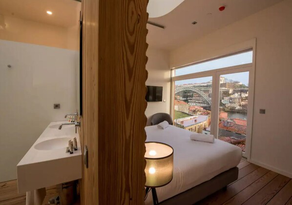 Suite, privébadkamer, uitzicht op rivier | Geluiddichte muren, gratis wifi, beddengoed