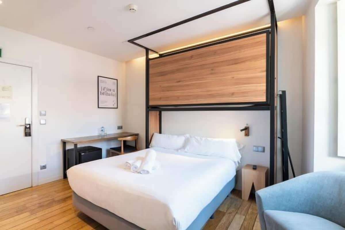 Soundproofing, free WiFi, bed sheets