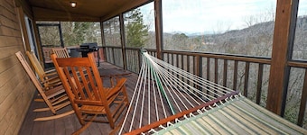 Close to Town • Mountain Views • Fast Wifi • Pet Friendly