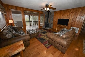 Smart TV, fireplace - Perfect Location, Close to town, Pet Friendly Cabin with a View, NEW HOT TUB (Murphy)