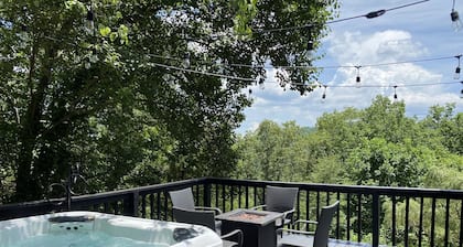 Perfect Location, Close to town, Pet Friendly Cabin with a View, NEW HOT TUB