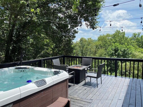 Close to Town • Mountain Views • Fast Wifi • Pet Friendly