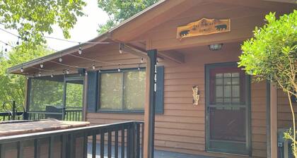 Close to Town • Mountain Views • Fast Wifi • Pet Friendly
