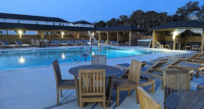 King & Bunk Beds, Beach Parking Pass, & Pets Stay Free