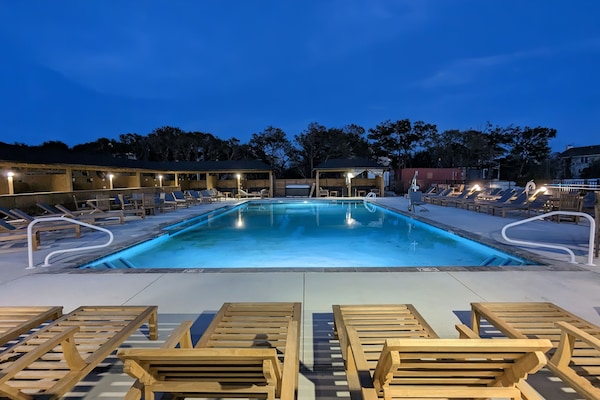 Una piscina al aire libre, una piscina climatizada