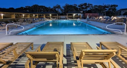 King & Bunk Beds, Beach Parking Pass, & Pets Stay Free