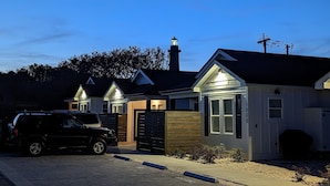 Un quartier résidentiel avec des maisons, une allée et un VUS garé.