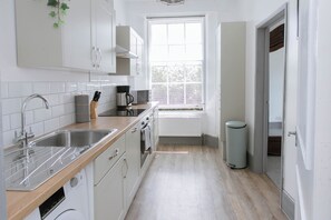 Fridge, microwave, oven, stovetop - Private City Centre Apt With Free Parking And Wifi
 (Exeter)