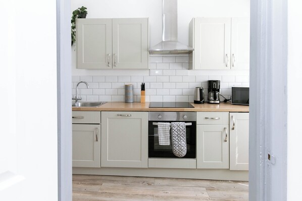 Fridge, microwave, oven, stovetop - Private City Centre Apt With Free Parking And Wifi
(Exeter)