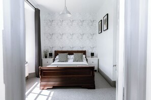 1 bedroom, iron/ironing board, free WiFi, bed sheets - Private City Centre Apt With Free Parking And Wifi
 (Exeter)