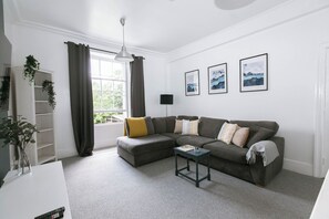 TV, books - Private City Centre Apt With Free Parking And Wifi
 (Exeter)