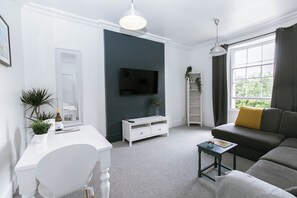 TV, books - Private City Centre Apt With Free Parking And Wifi
(Exeter)