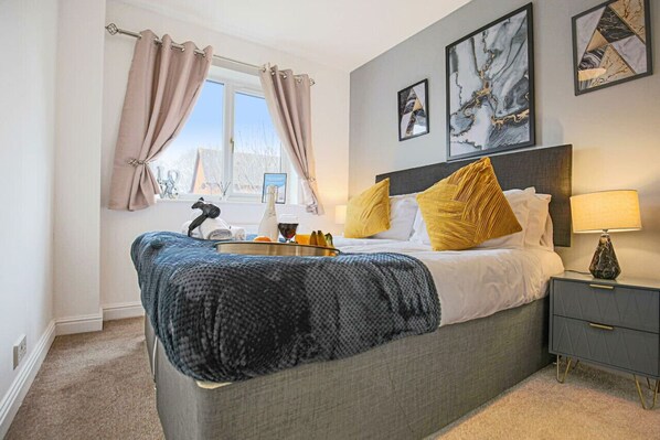 3 bedrooms, desk, iron/ironing board, travel crib