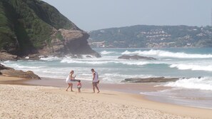 Perto da praia, espreguiçadeiras 