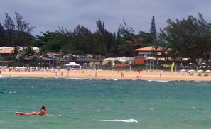 Perto da praia, espreguiçadeiras 