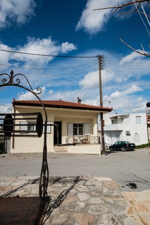 Exterior - Kreta House - A Cretan House Located in the Main Square of Pompia Village (Pompia)