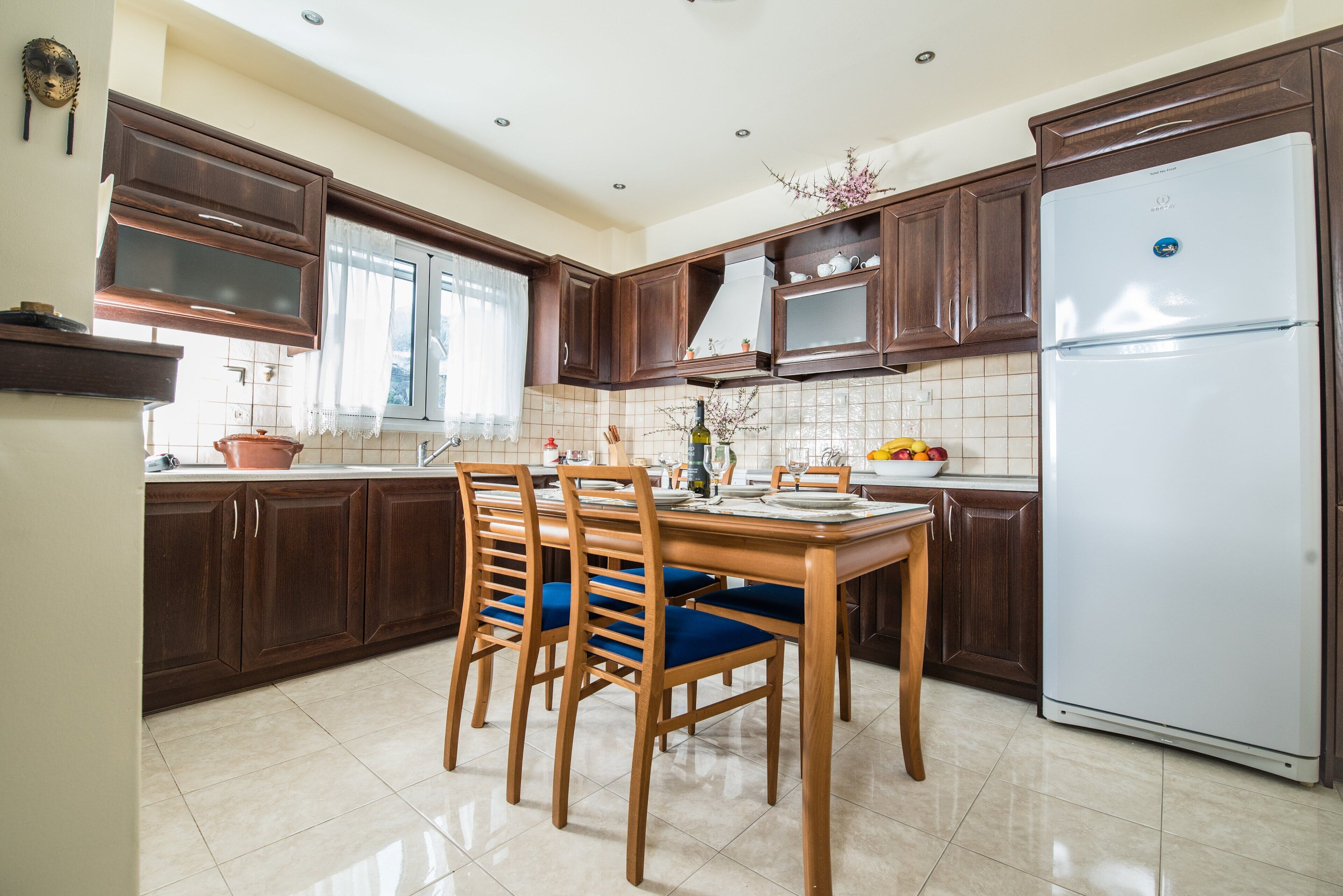 Fridge, microwave, oven, coffee/tea maker