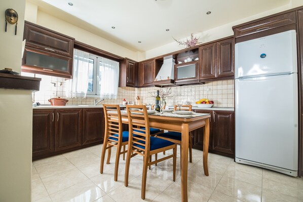 Fridge, microwave, oven, coffee/tea maker - Kreta House - A Cretan House Located in the Main Square of Pompia Village (Pompia)