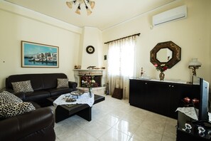 Smart TV, fireplace - Kreta House - A Cretan House Located in the Main Square of Pompia Village (Pompia)