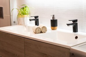 Shower, towels, soap, shampoo - Suite Brooklyn - 6P near Disneyland Paris (Montry)